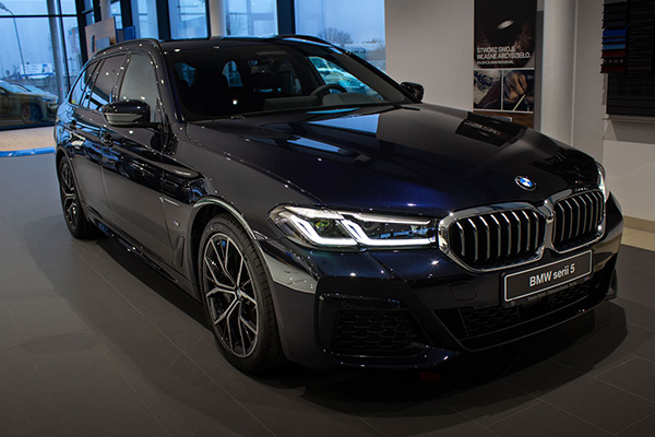 BMW serii 5 Touring Czarny Carbon